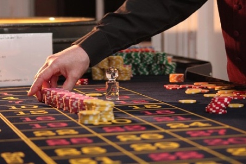 Entertain yourself by playing online casino games