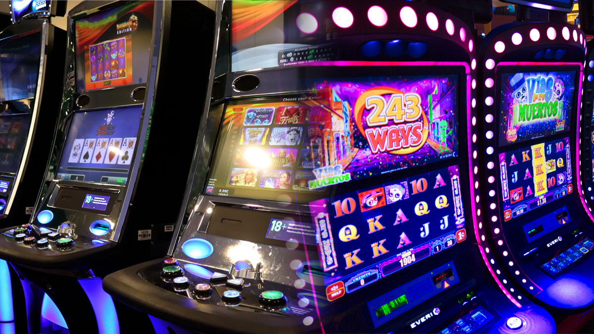 How are payouts calculated in online slot games?